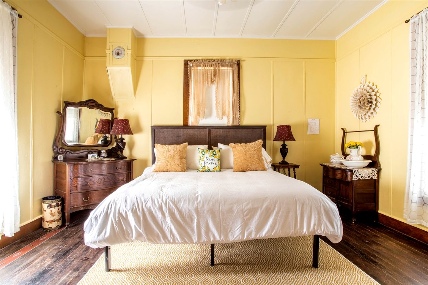 Pet Friendly, Rustic Cottage with Hot Tub and Charming Backyard, Perfect for a Weekend Escape from Austin, Texas