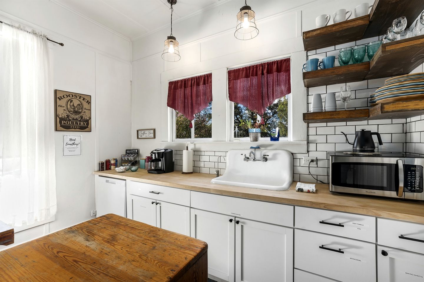 Pet Friendly, Rustic Cottage with Hot Tub and Charming Backyard, Perfect for a Weekend Escape from Austin, Texas