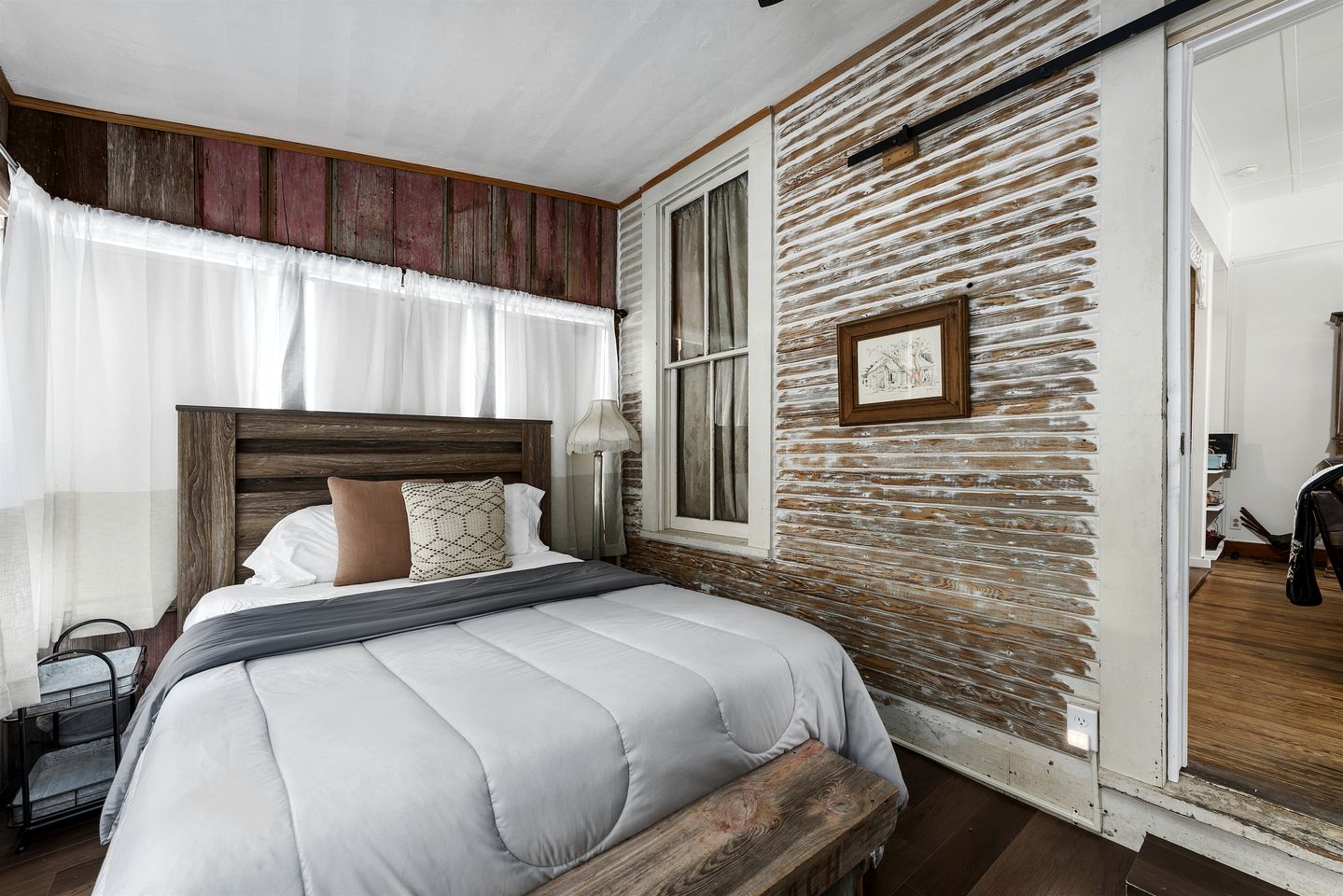 Pet Friendly, Rustic Cottage with Hot Tub and Charming Backyard, Perfect for a Weekend Escape from Austin, Texas