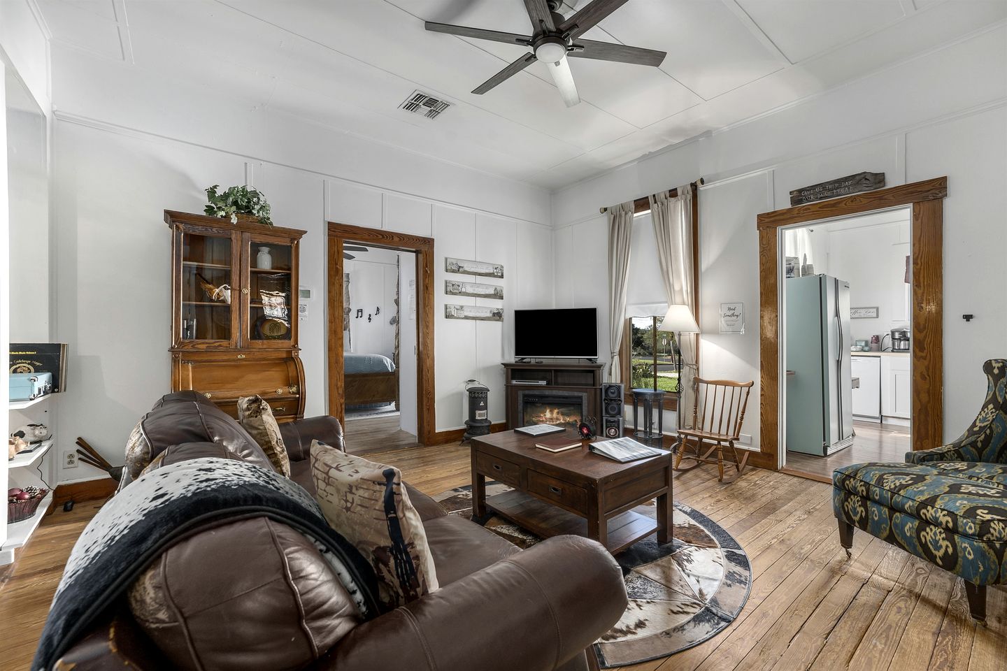 Pet Friendly, Rustic Cottage with Hot Tub and Charming Backyard, Perfect for a Weekend Escape from Austin, Texas