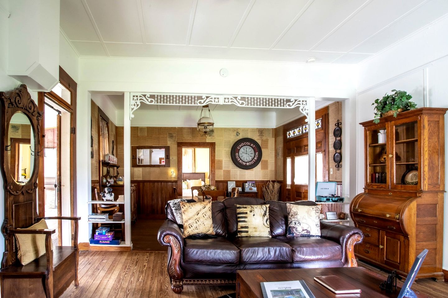 Pet Friendly, Rustic Cottage with Hot Tub and Charming Backyard, Perfect for a Weekend Escape from Austin, Texas