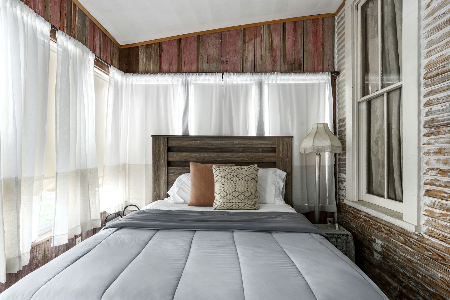 Pet Friendly, Rustic Cottage with Hot Tub and Charming Backyard, Perfect for a Weekend Escape from Austin, Texas