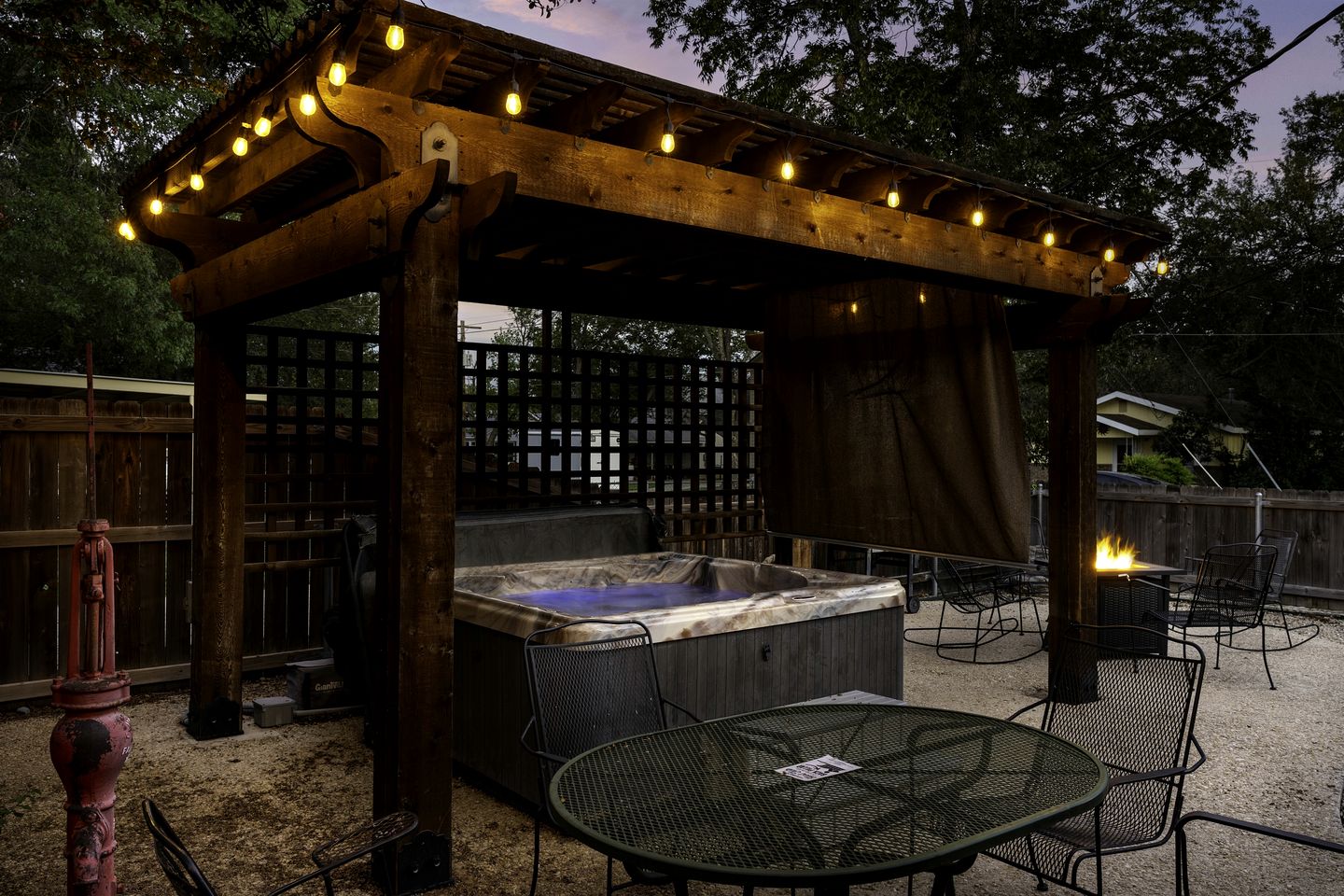 Pet Friendly, Rustic Cottage with Hot Tub and Charming Backyard, Perfect for a Weekend Escape from Austin, Texas