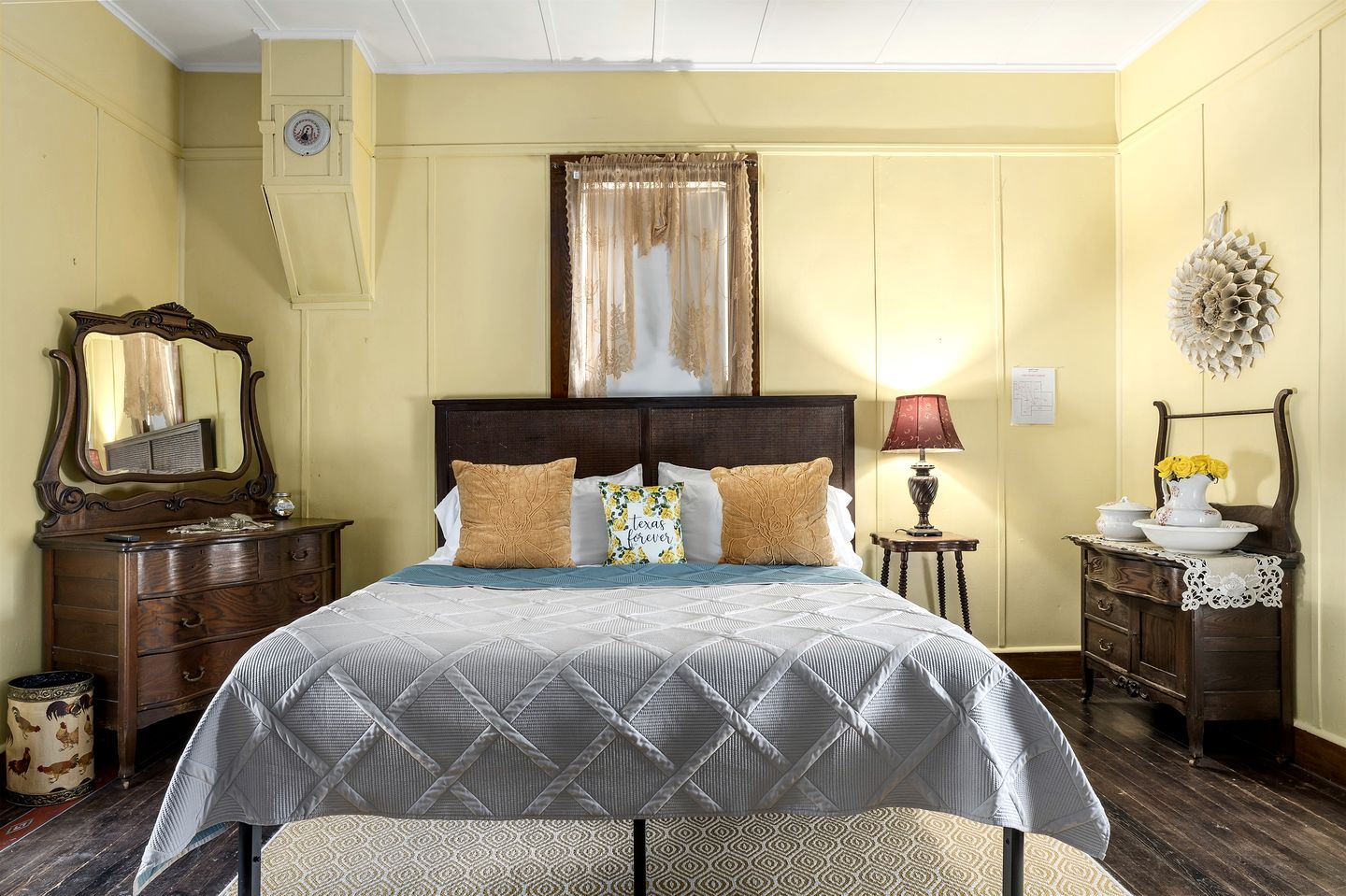 Pet Friendly, Rustic Cottage with Hot Tub and Charming Backyard, Perfect for a Weekend Escape from Austin, Texas