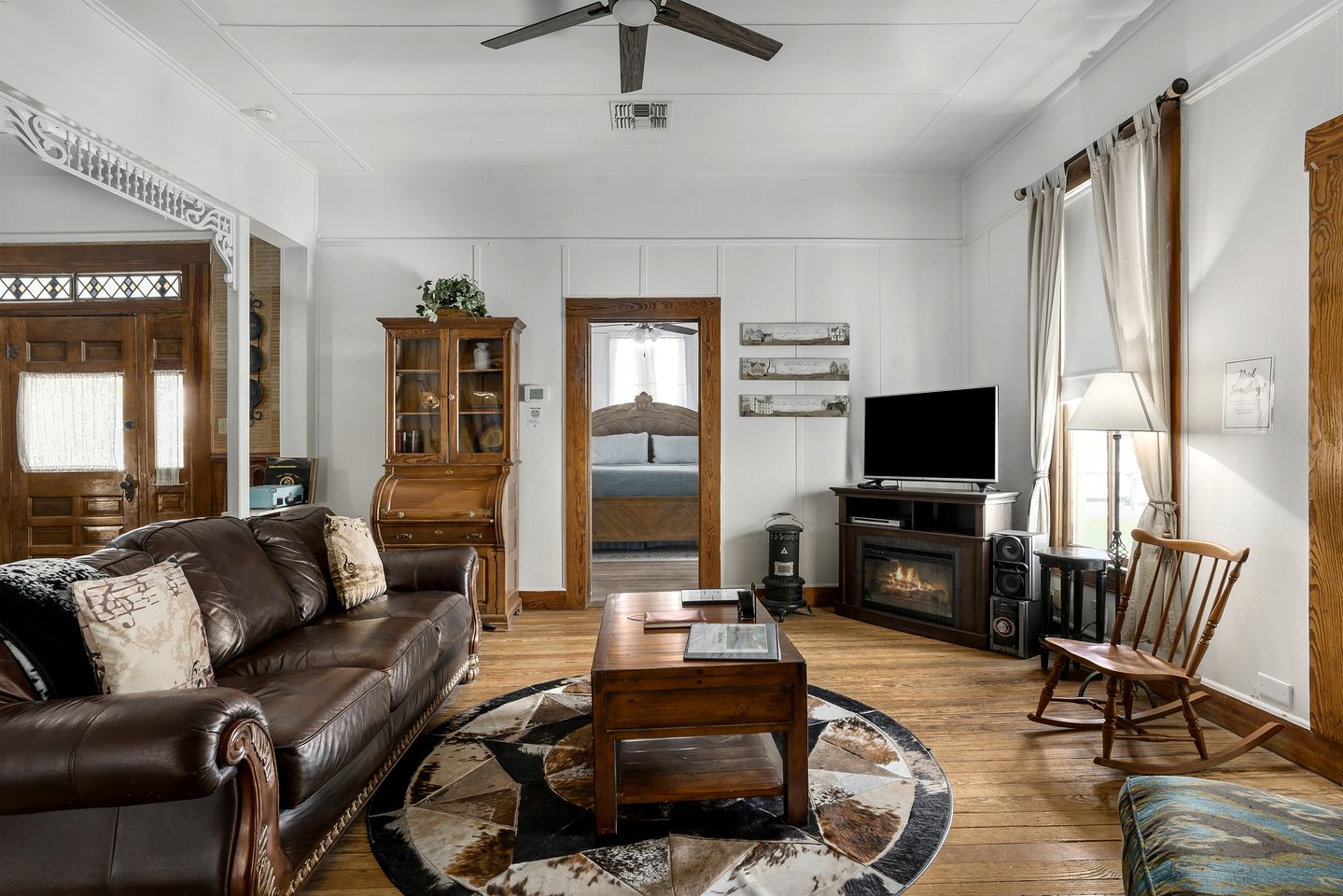 Pet Friendly, Rustic Cottage with Hot Tub and Charming Backyard, Perfect for a Weekend Escape from Austin, Texas