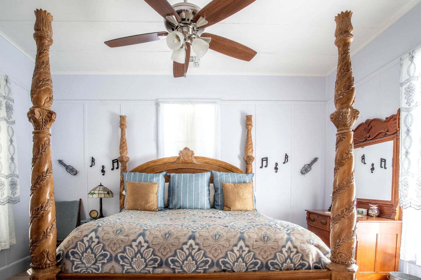 Pet Friendly, Rustic Cottage with Hot Tub and Charming Backyard, Perfect for a Weekend Escape from Austin, Texas