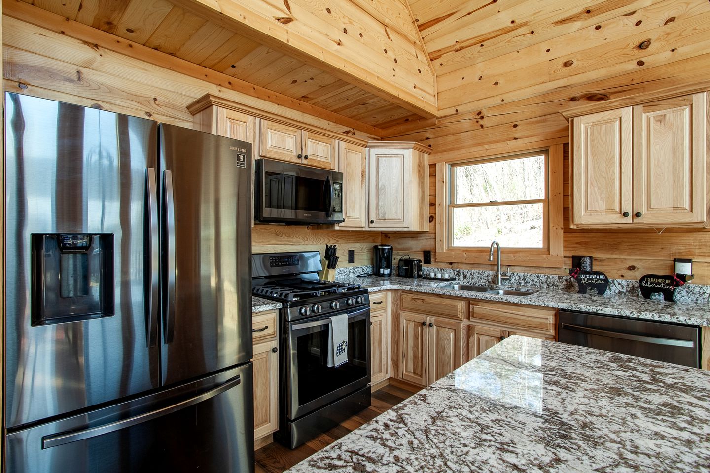 Spacious Tennessee Glamping Cabins for Unforgettable Escapes in Gatlinburg