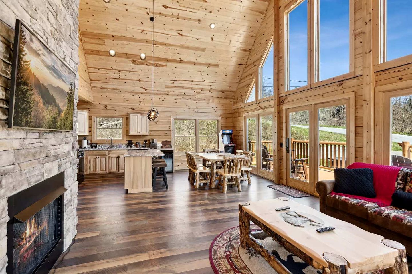 Charming Smoky Mountain Cabin with Private Fire Pit, Modern Amenities, Near Downtown Gatlinburg, Tennessee