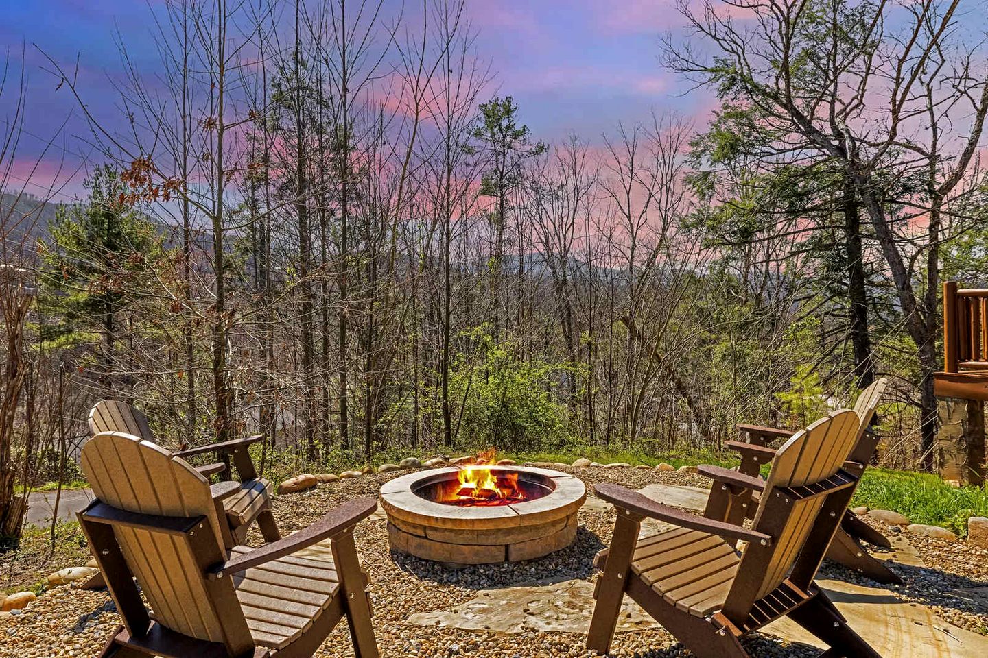 Charming Smoky Mountain Cabin with Private Fire Pit, Modern Amenities, Near Downtown Gatlinburg, Tennessee