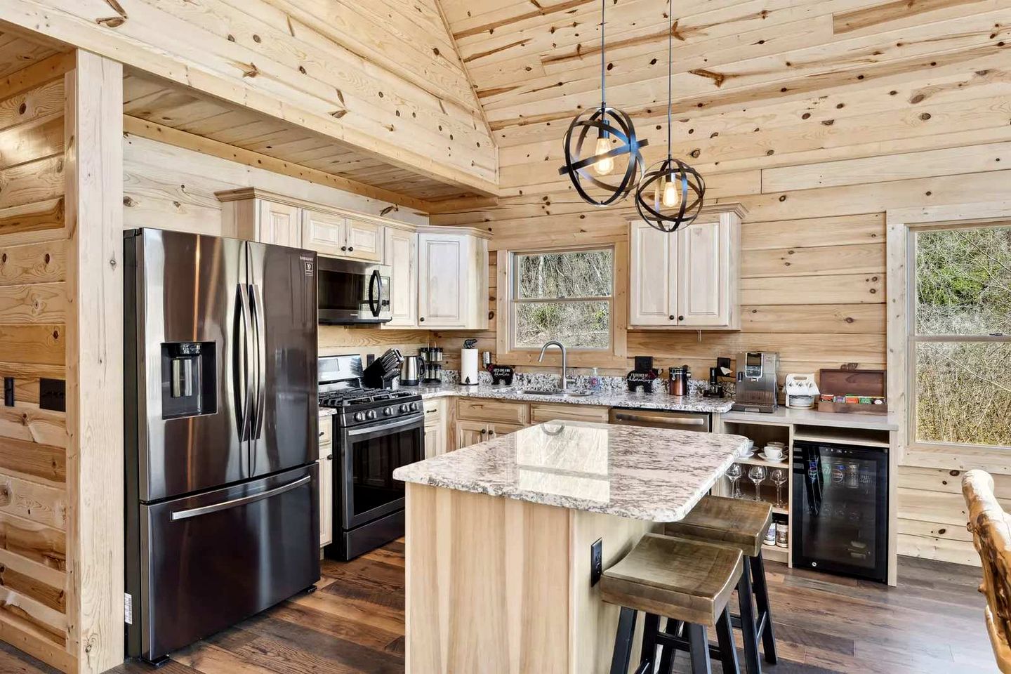 Charming Smoky Mountain Cabin with Private Fire Pit, Modern Amenities, Near Downtown Gatlinburg, Tennessee
