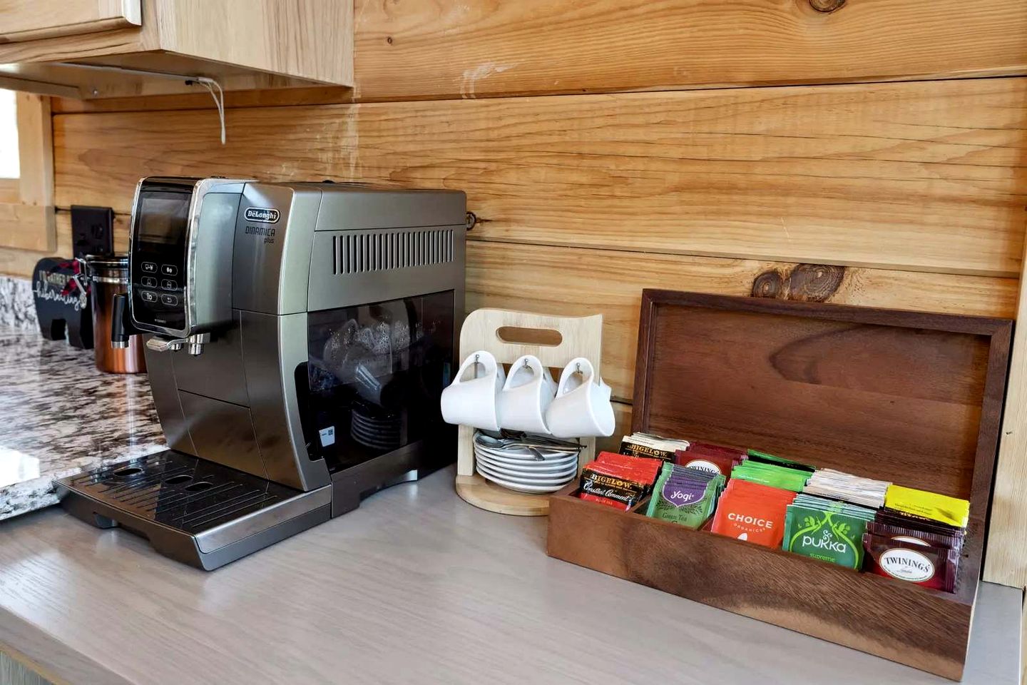 Charming Smoky Mountain Cabin with Private Fire Pit, Modern Amenities, Near Downtown Gatlinburg, Tennessee