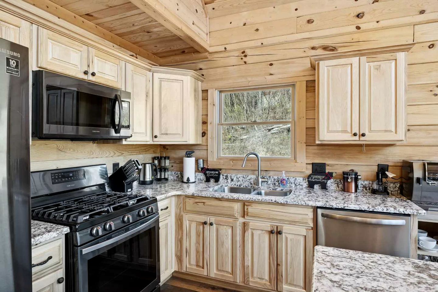 Charming Smoky Mountain Cabin with Private Fire Pit, Modern Amenities, Near Downtown Gatlinburg, Tennessee
