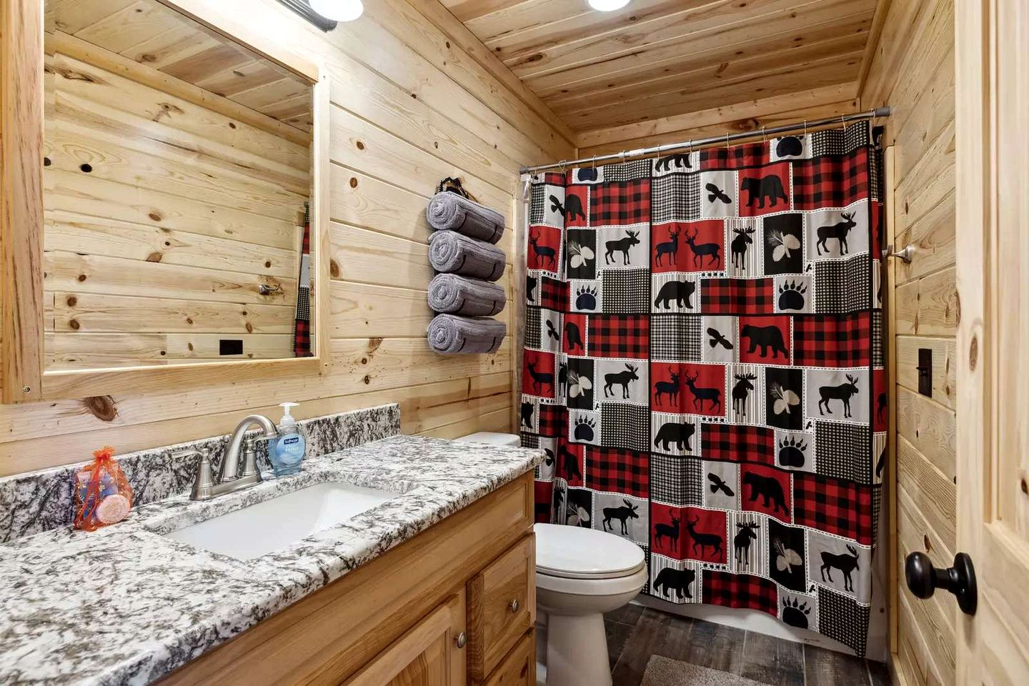 Charming Smoky Mountain Cabin with Private Fire Pit, Modern Amenities, Near Downtown Gatlinburg, Tennessee