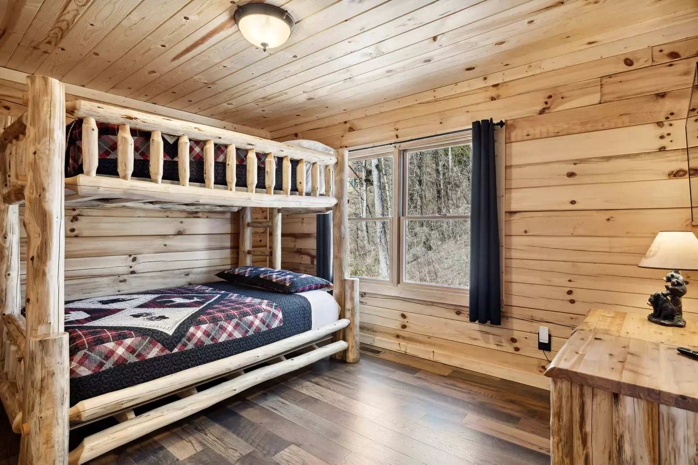 Charming Smoky Mountain Cabin with Private Fire Pit, Modern Amenities, Near Downtown Gatlinburg, Tennessee