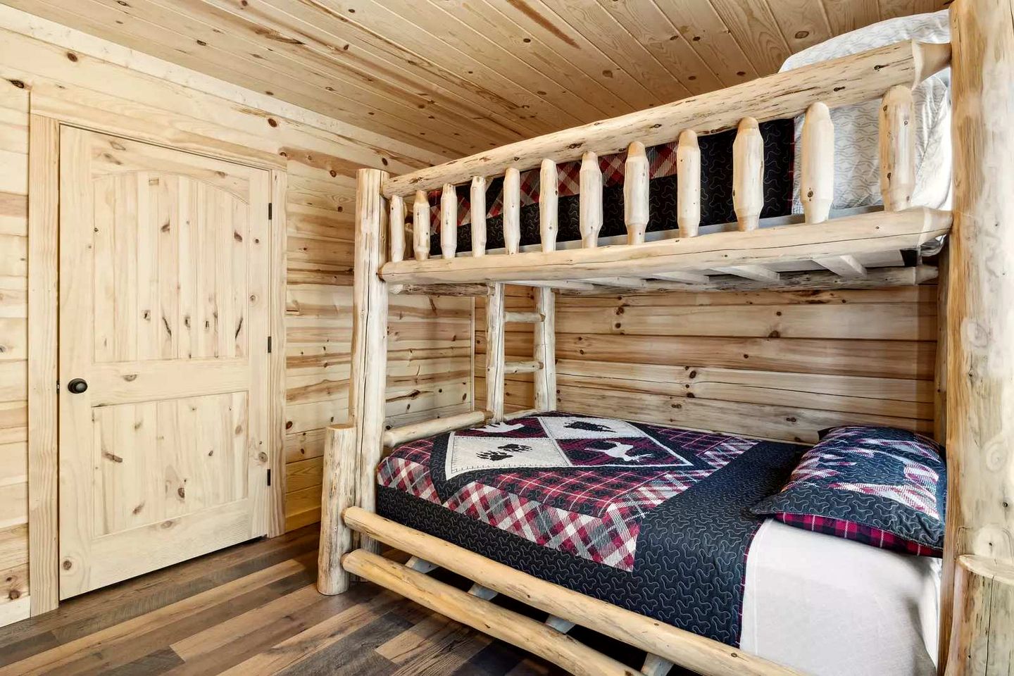 Charming Smoky Mountain Cabin with Private Fire Pit, Modern Amenities, Near Downtown Gatlinburg, Tennessee