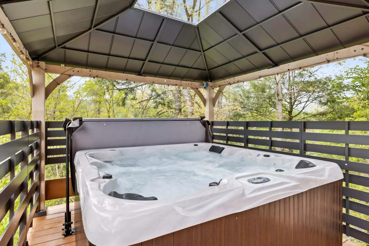 Charming Smoky Mountain Cabin with Private Fire Pit, Modern Amenities, Near Downtown Gatlinburg, Tennessee