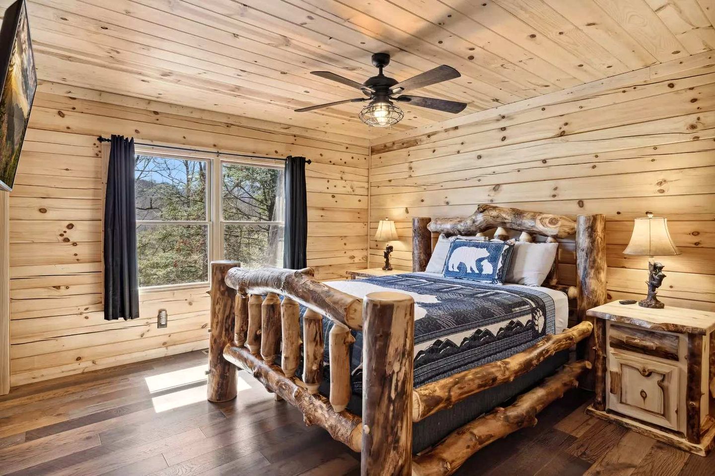 Charming Smoky Mountain Cabin with Private Fire Pit, Modern Amenities, Near Downtown Gatlinburg, Tennessee