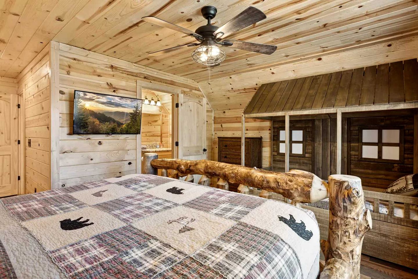 Charming Smoky Mountain Cabin with Private Fire Pit, Modern Amenities, Near Downtown Gatlinburg, Tennessee