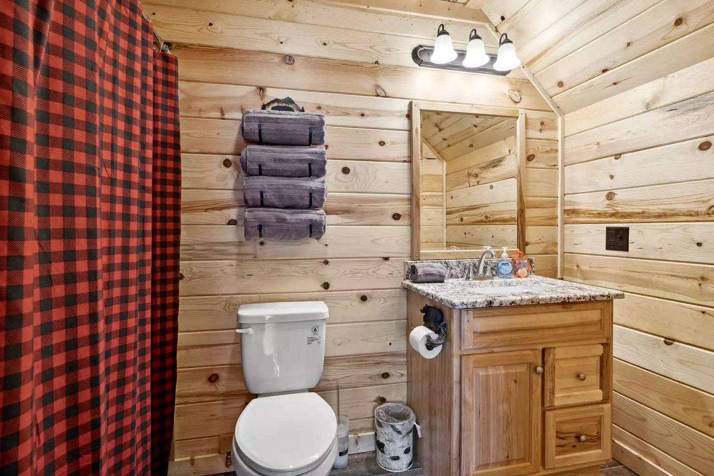 Charming Smoky Mountain Cabin with Private Fire Pit, Modern Amenities, Near Downtown Gatlinburg, Tennessee