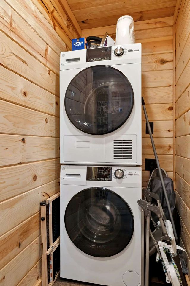 Charming Smoky Mountain Cabin with Private Fire Pit, Modern Amenities, Near Downtown Gatlinburg, Tennessee