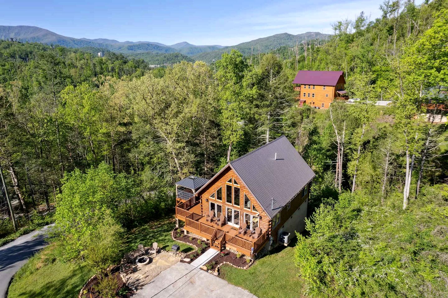 Charming Smoky Mountain Cabin with Private Fire Pit, Modern Amenities, Near Downtown Gatlinburg, Tennessee