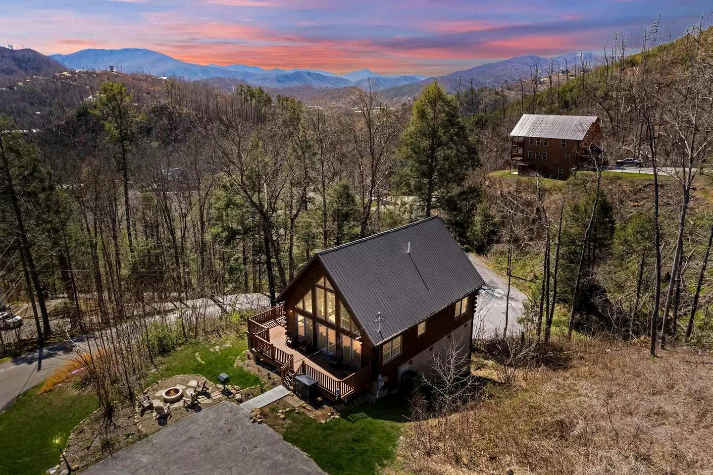 Charming Smoky Mountain Cabin with Private Fire Pit, Modern Amenities, Near Downtown Gatlinburg, Tennessee