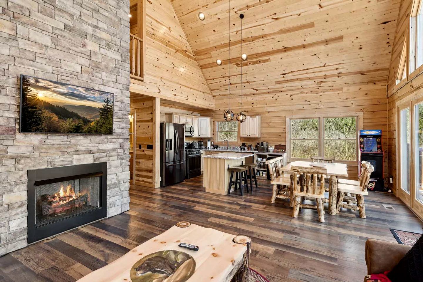 Charming Smoky Mountain Cabin with Private Fire Pit, Modern Amenities, Near Downtown Gatlinburg, Tennessee