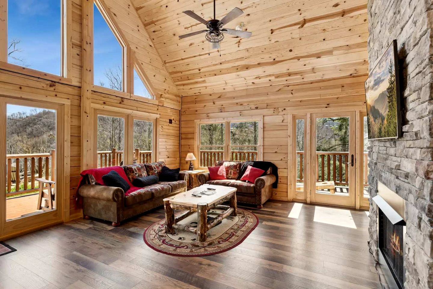 Charming Smoky Mountain Cabin with Private Fire Pit, Modern Amenities, Near Downtown Gatlinburg, Tennessee