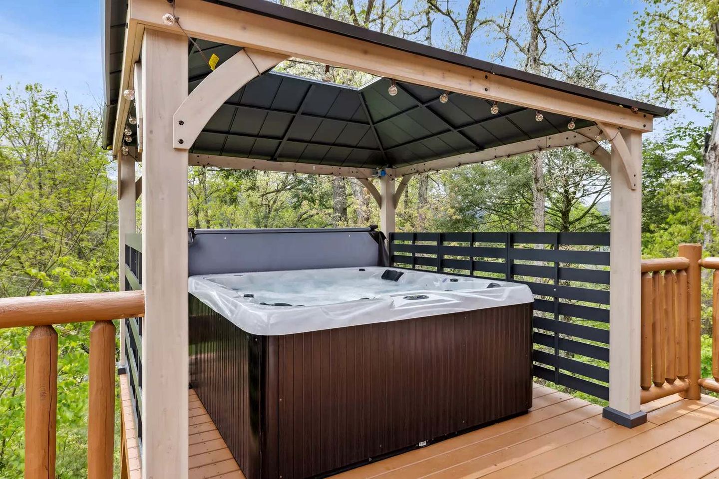 Charming Smoky Mountain Cabin with Private Fire Pit, Modern Amenities, Near Downtown Gatlinburg, Tennessee