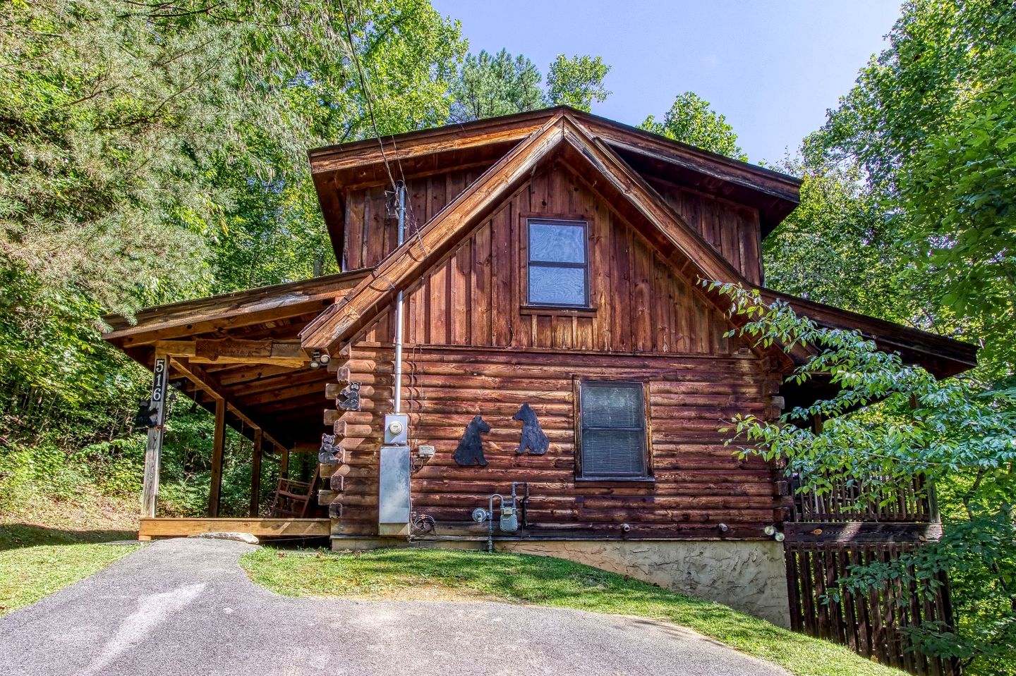 Gorgeous Rustic Cabin with Hot Tub and Jacuzzi near Attractions of Pigeon Forge, Tennessee