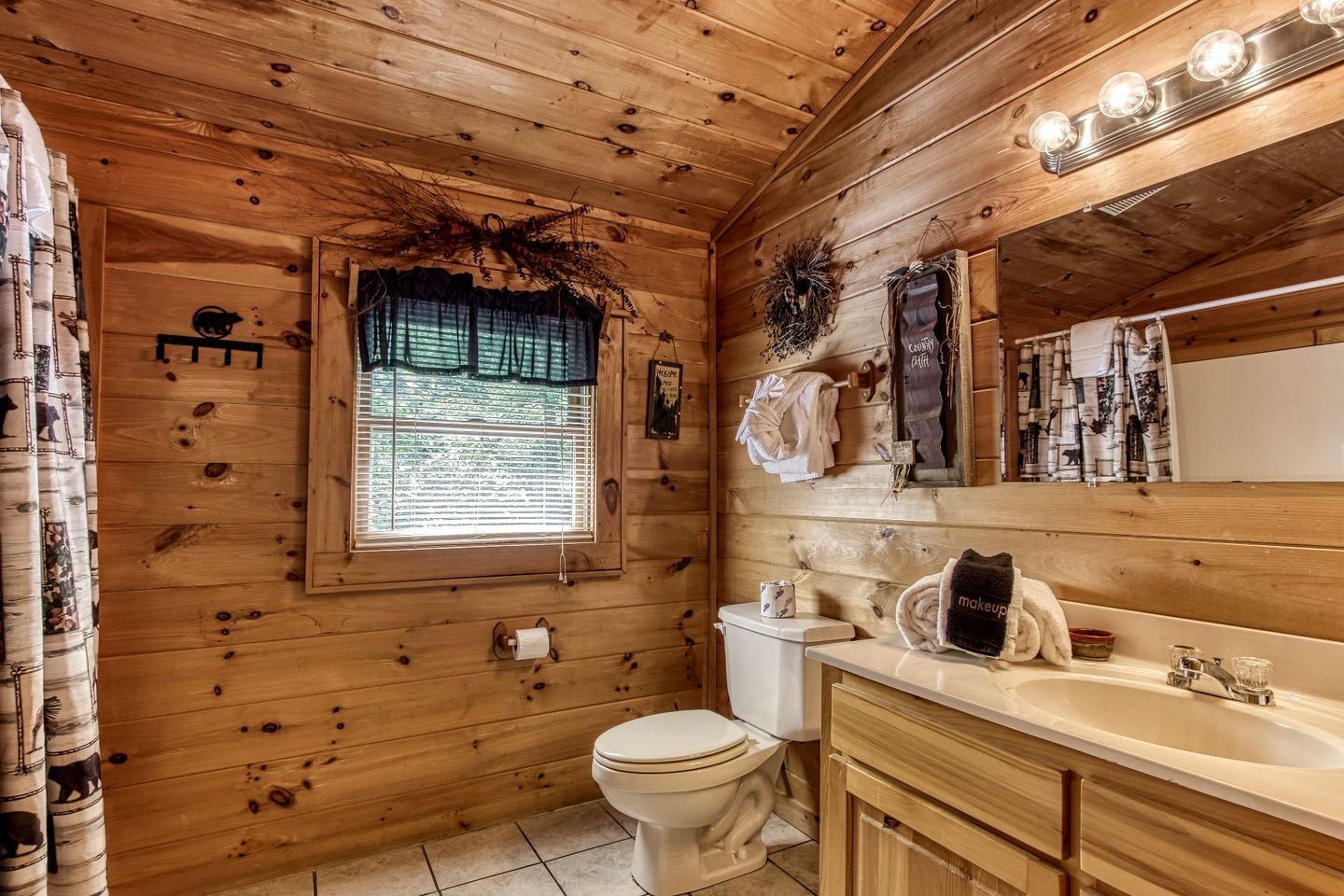 Gorgeous Rustic Cabin with Hot Tub and Jacuzzi near Attractions of Pigeon Forge, Tennessee