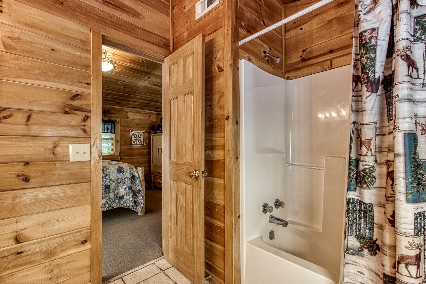 Gorgeous Rustic Cabin with Hot Tub and Jacuzzi near Attractions of Pigeon Forge, Tennessee