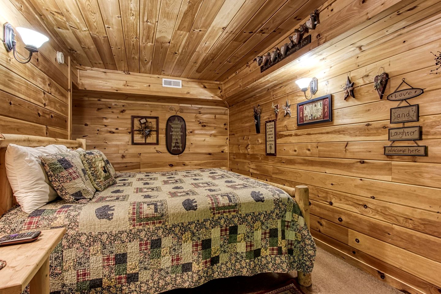 Gorgeous Rustic Cabin with Hot Tub and Jacuzzi near Attractions of Pigeon Forge, Tennessee
