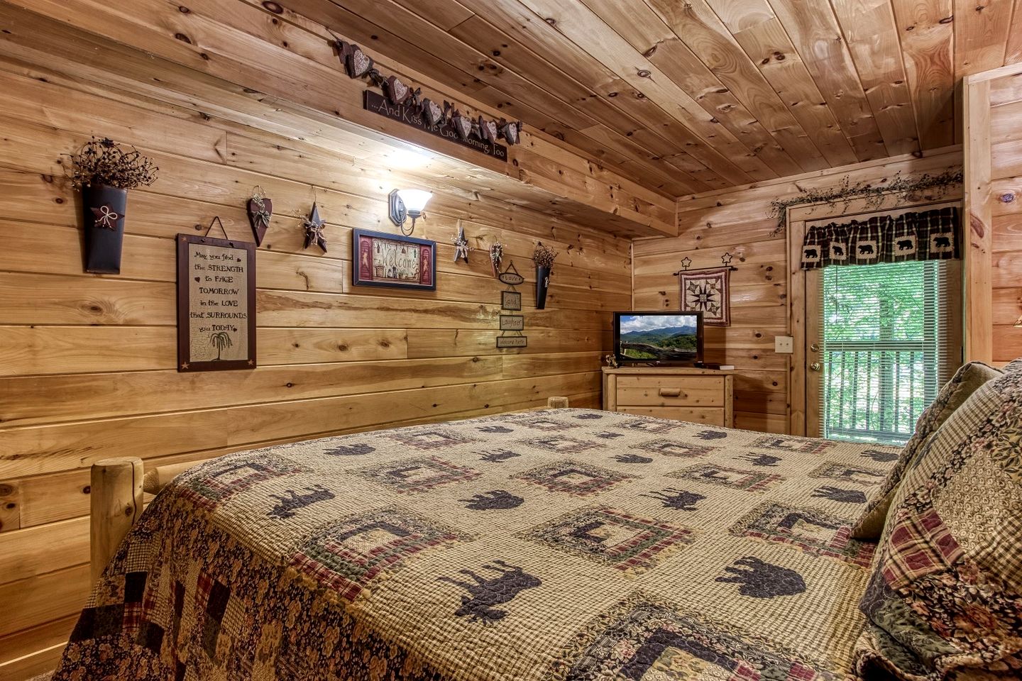 Gorgeous Rustic Cabin with Hot Tub and Jacuzzi near Attractions of Pigeon Forge, Tennessee