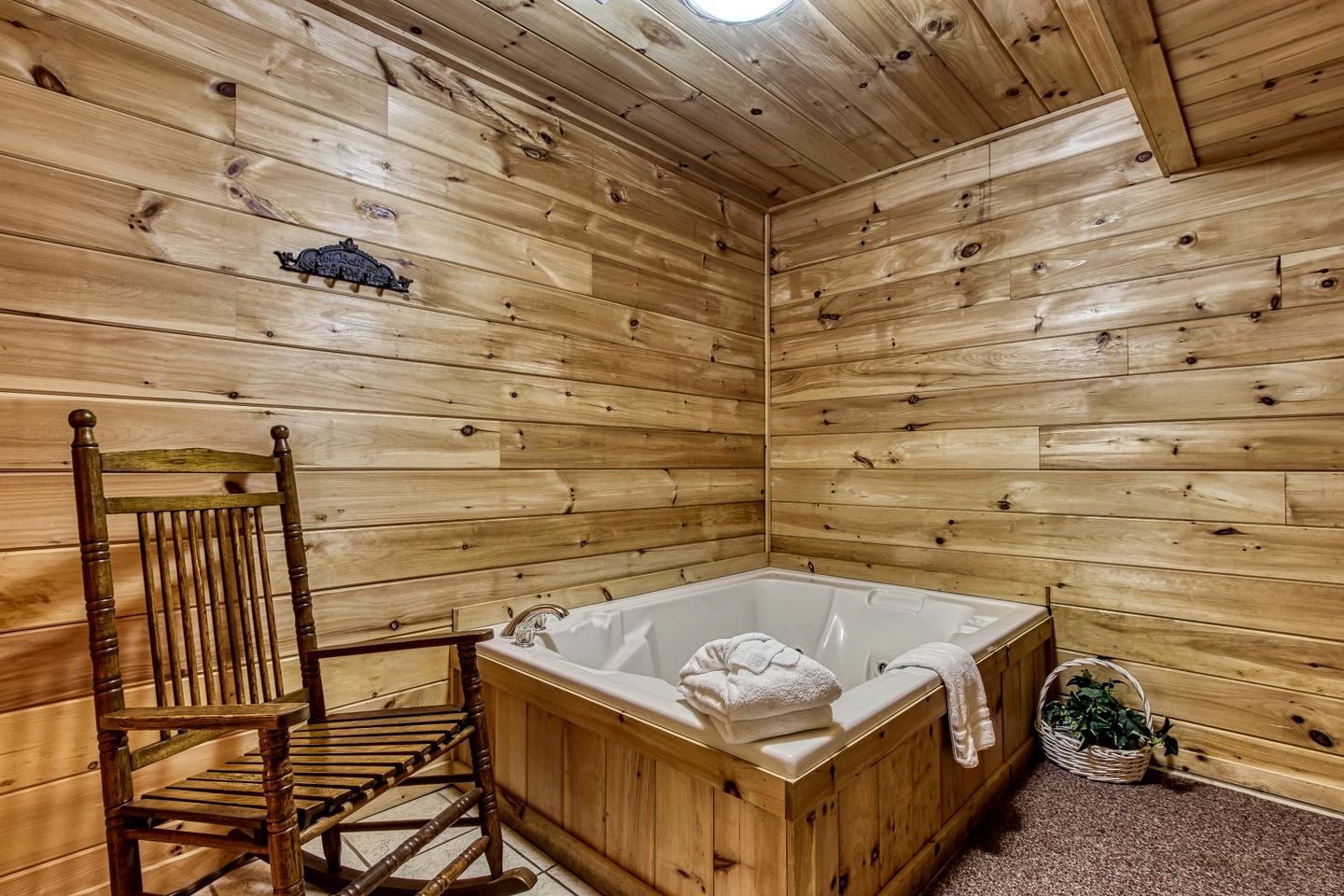 Gorgeous Rustic Cabin with Hot Tub and Jacuzzi near Attractions of Pigeon Forge, Tennessee