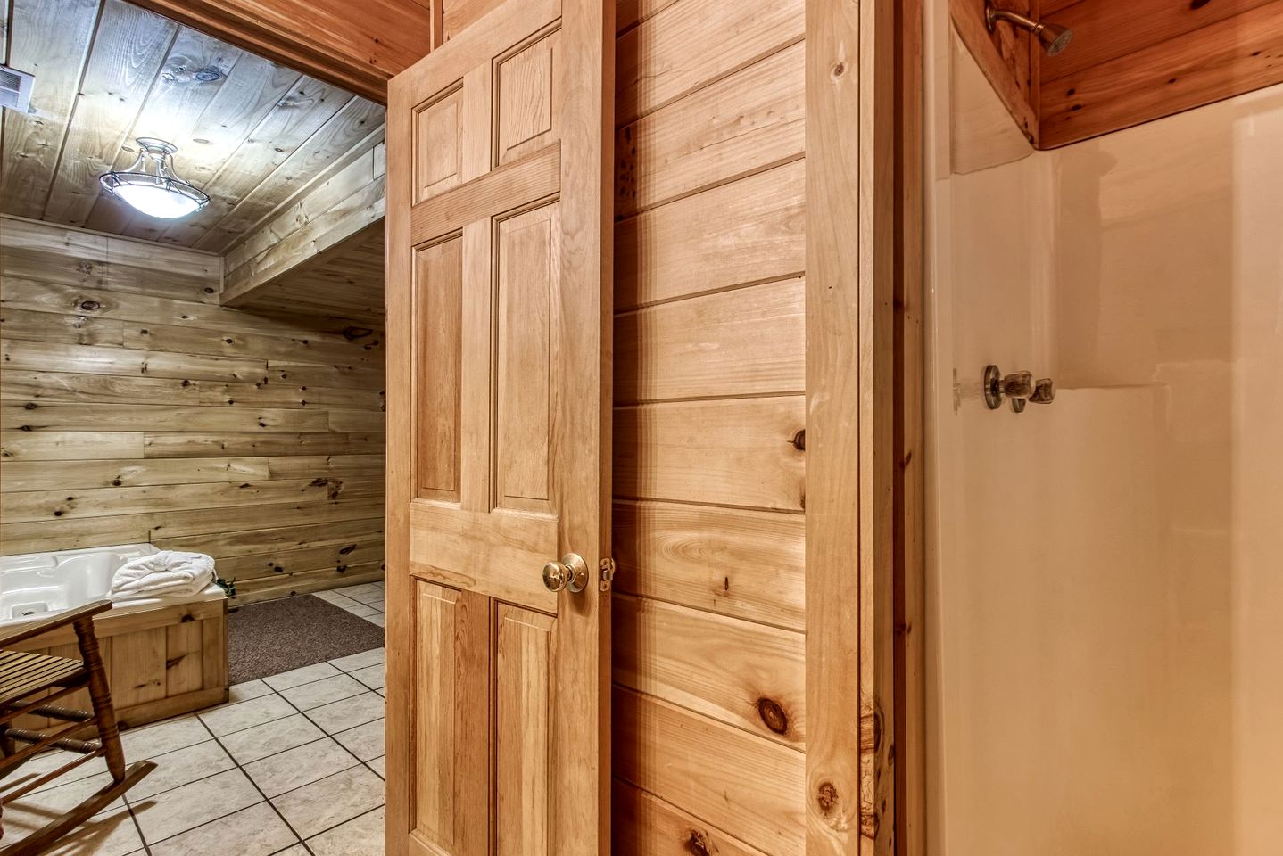 Gorgeous Rustic Cabin with Hot Tub and Jacuzzi near Attractions of Pigeon Forge, Tennessee