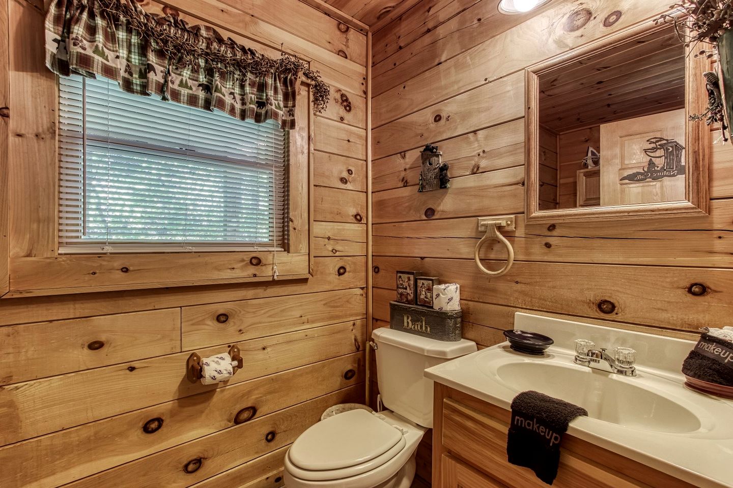 Gorgeous Rustic Cabin with Hot Tub and Jacuzzi near Attractions of Pigeon Forge, Tennessee