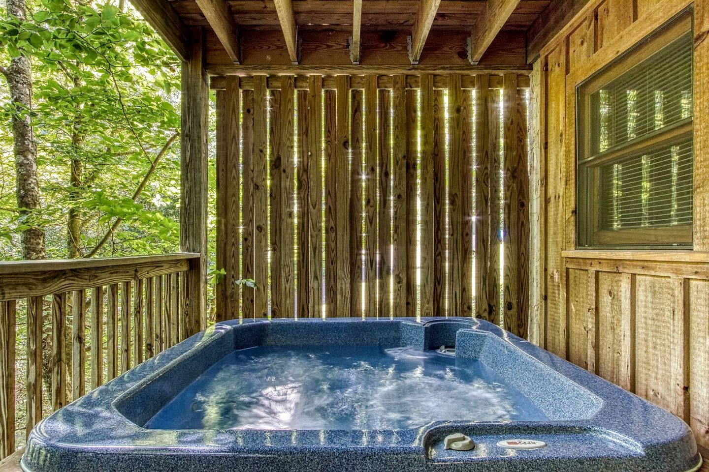 Gorgeous Rustic Cabin with Hot Tub and Jacuzzi near Attractions of Pigeon Forge, Tennessee