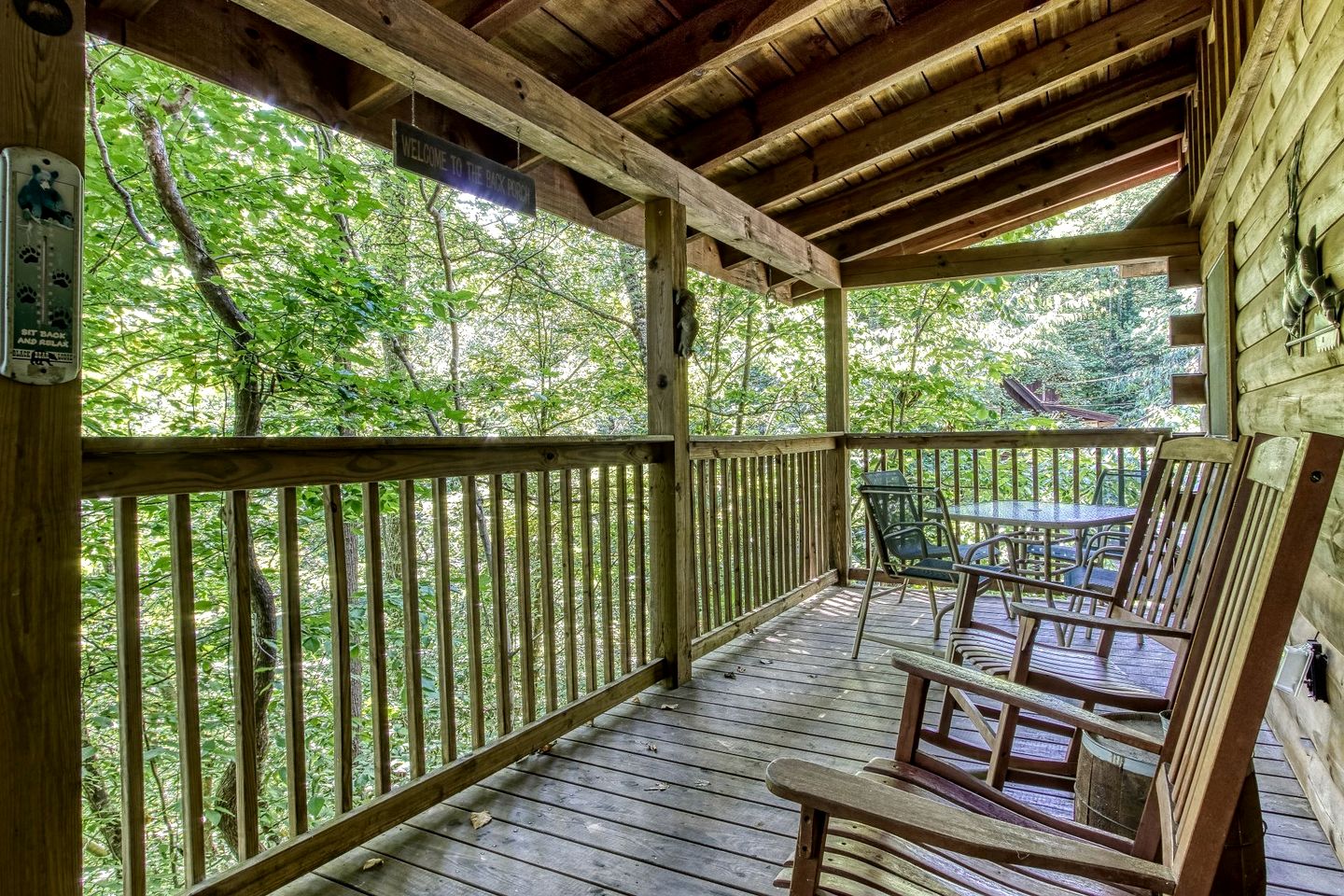 Gorgeous Rustic Cabin with Hot Tub and Jacuzzi near Attractions of Pigeon Forge, Tennessee