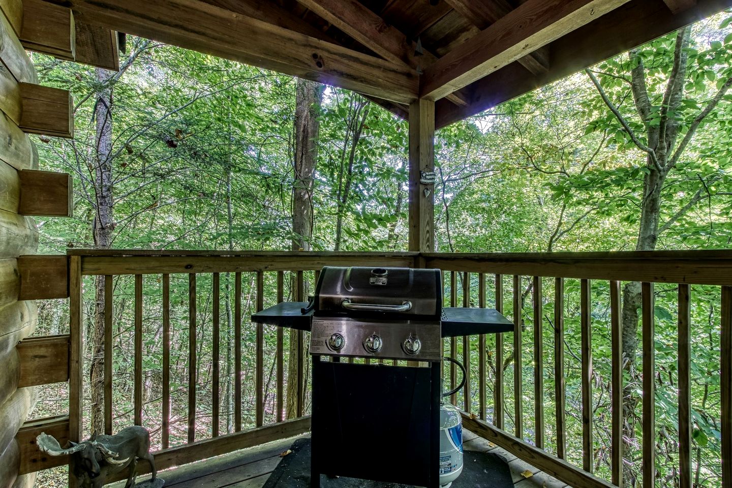 Gorgeous Rustic Cabin with Hot Tub and Jacuzzi near Attractions of Pigeon Forge, Tennessee