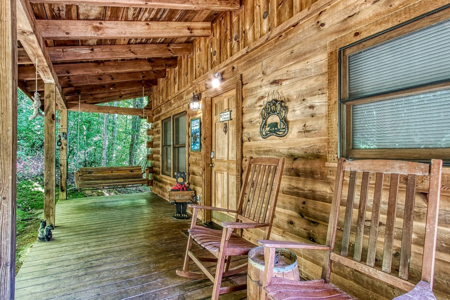 Gorgeous Rustic Cabin with Hot Tub and Jacuzzi near Attractions of Pigeon Forge, Tennessee
