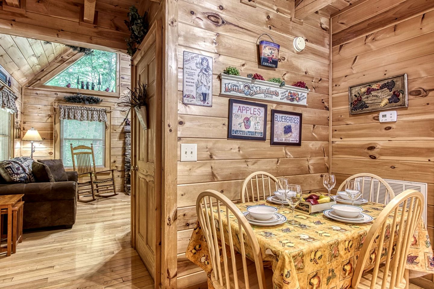 Gorgeous Rustic Cabin with Hot Tub and Jacuzzi near Attractions of Pigeon Forge, Tennessee