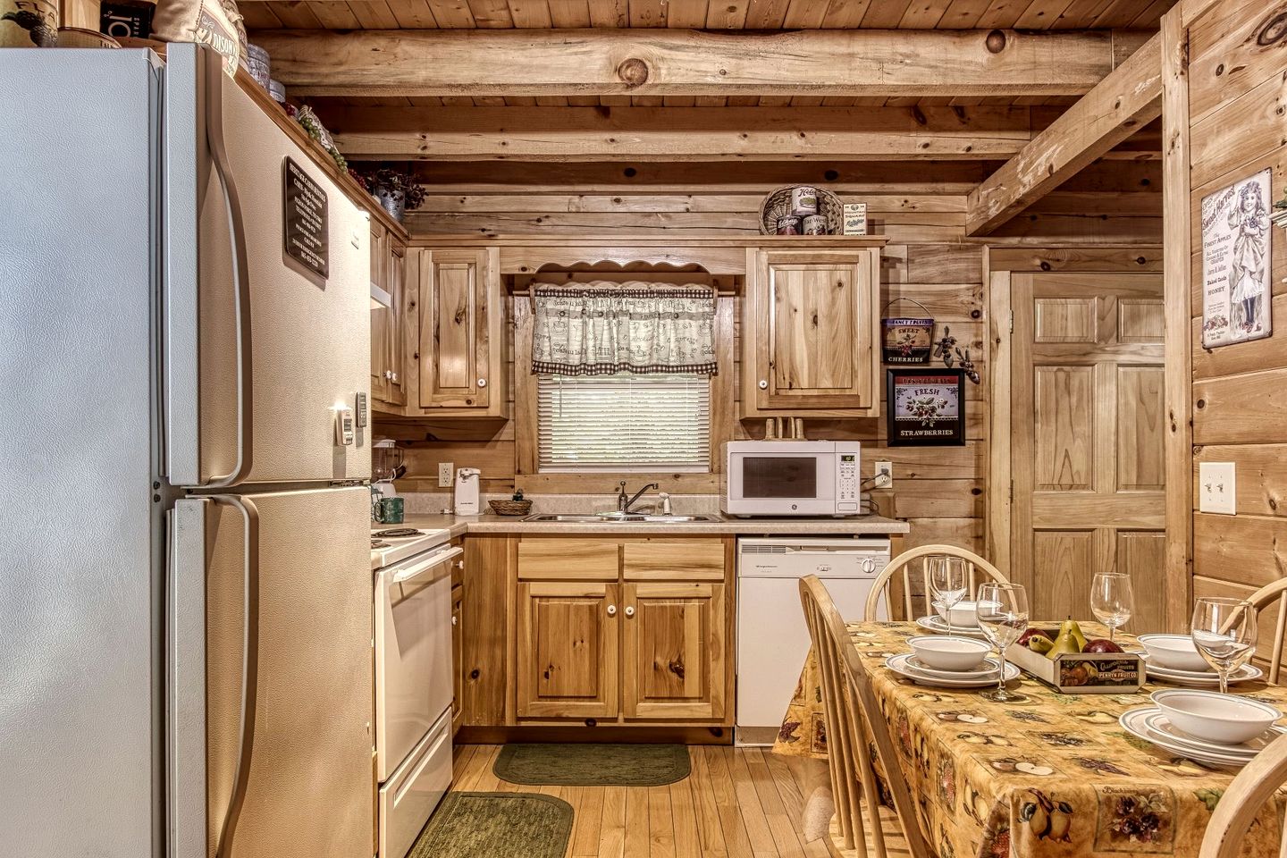Gorgeous Rustic Cabin with Hot Tub and Jacuzzi near Attractions of Pigeon Forge, Tennessee