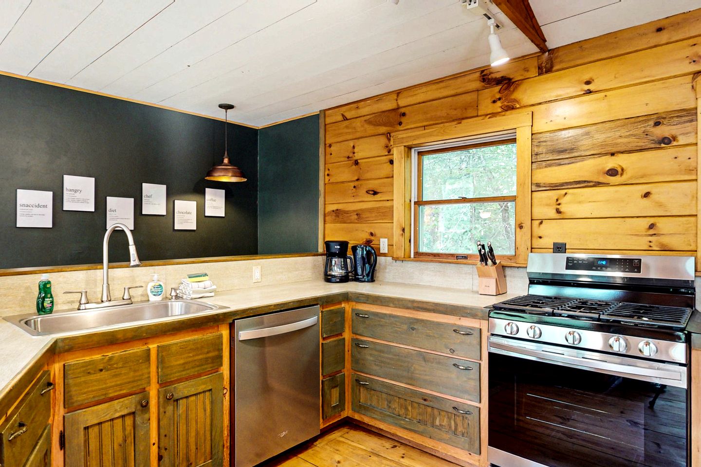 Spellbinding Secluded Cabin Oasis Near Moosehead Lake, Maine