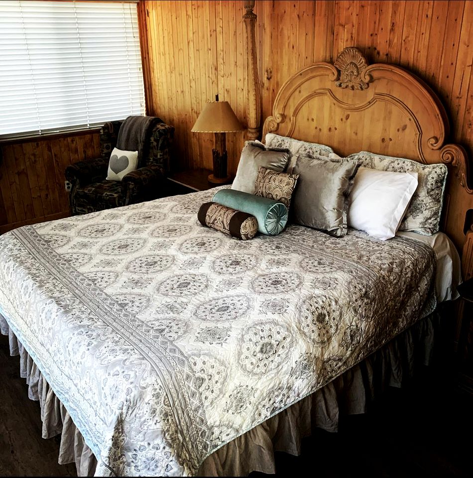 Pet Friendly Cabin with a Shared, Outdoor Pool near Big Bear Lake, California