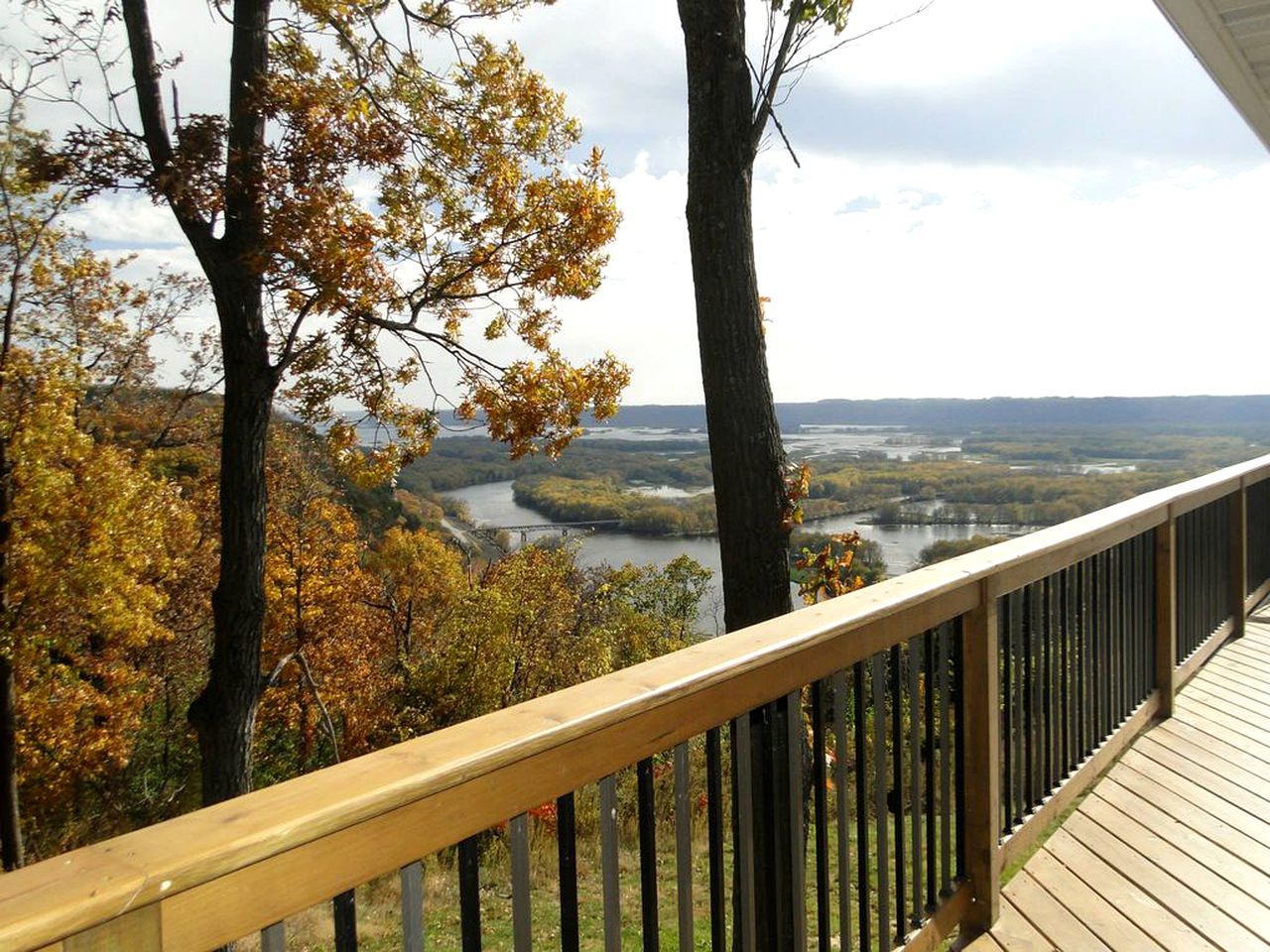 Waterfront Vacation Rental Overlooking the Mississippi River in De Soto, Wisconsin