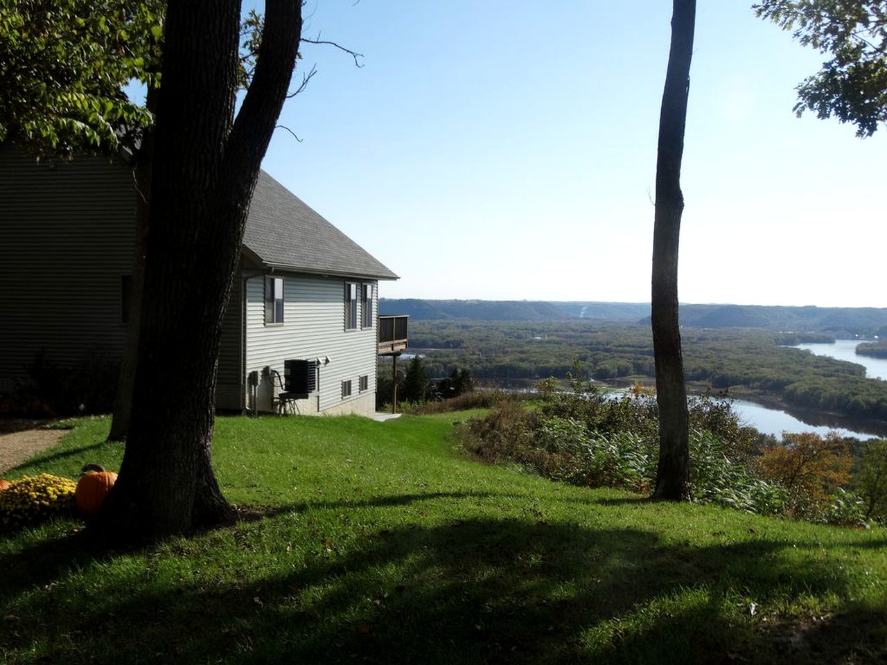 Waterfront Vacation Rental Overlooking the Mississippi River in De Soto, Wisconsin