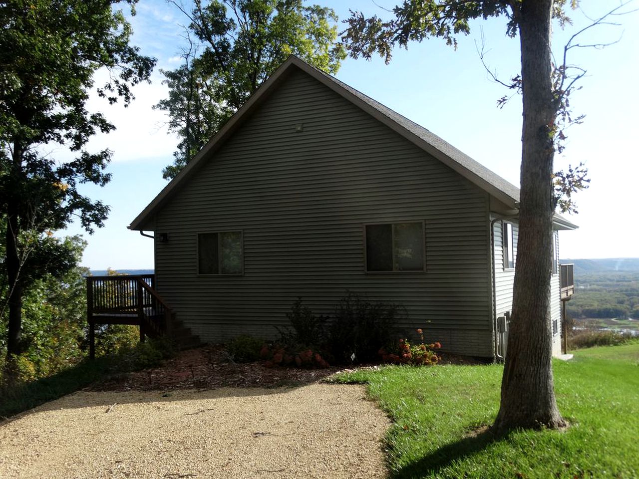 Waterfront Vacation Rental Overlooking the Mississippi River in De Soto, Wisconsin