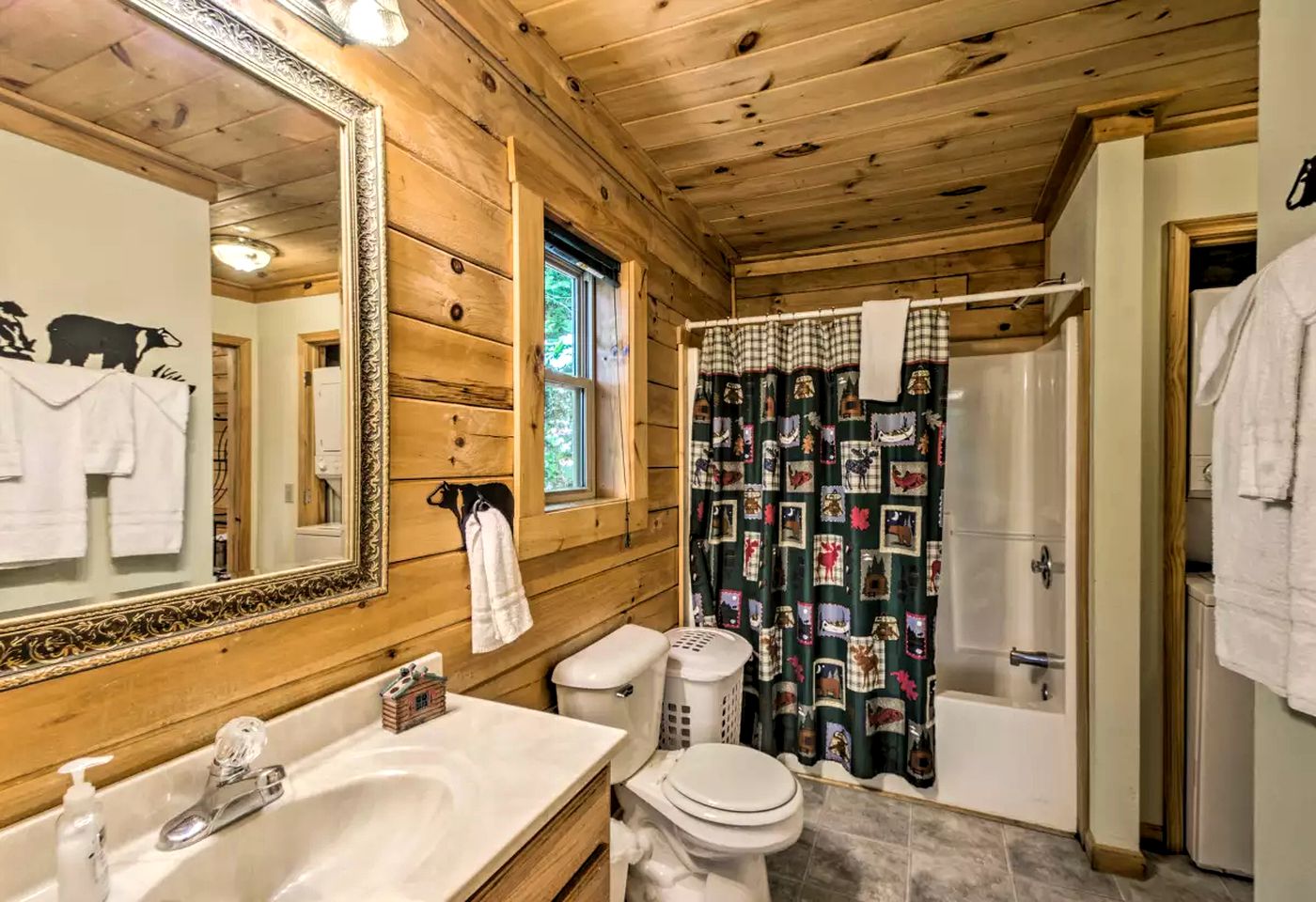 Wonderful Log Cabin with a Hot Tub near the Nantahala River in North Carolina