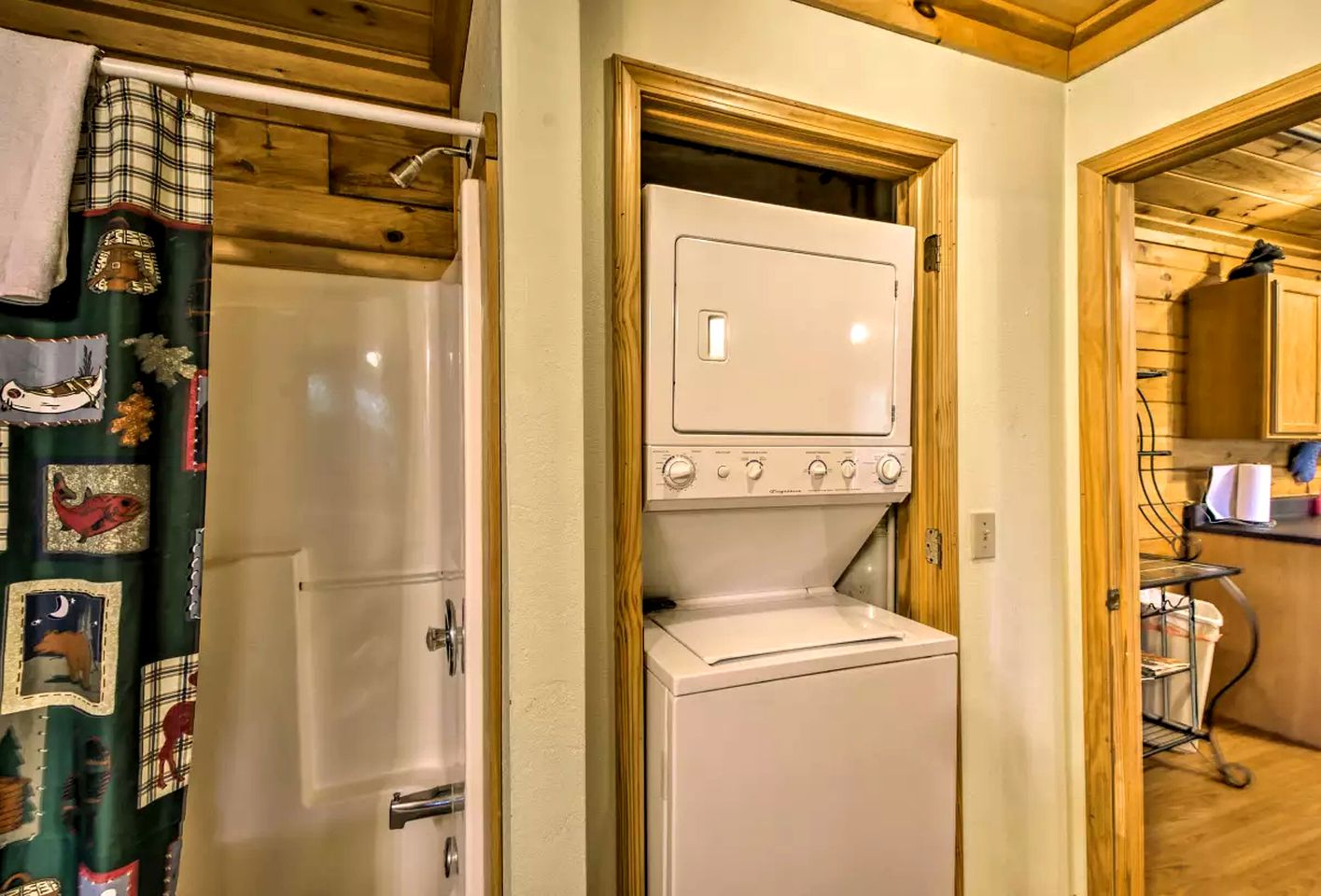 Wonderful Log Cabin with a Hot Tub near the Nantahala River in North Carolina